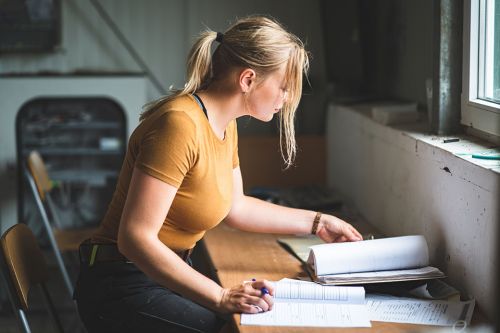Frau bearbeitet Unterlagen